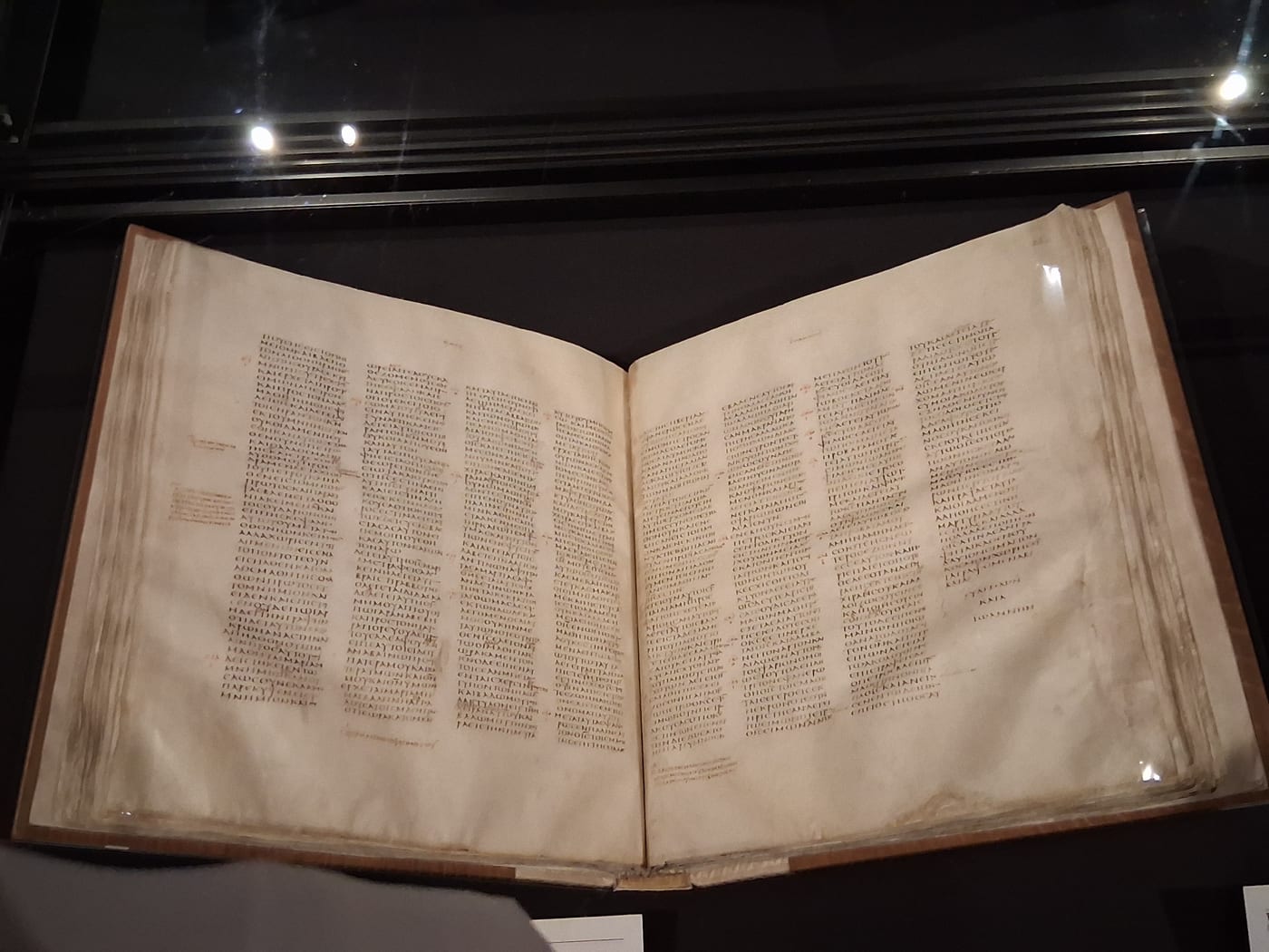 El Códice Sinaítico (mediados del siglo IV), en la Biblioteca Británica. Uno de los dos manuscritos más antiguos de la Biblia griega completa. No incluye el final largo de Marcos (16:9-20) ni el pasaje de la mujer adúltera (Juan 7:53-8:11), y conserva miles de correcciones de varias manos: un registro visible del proceso de copia.