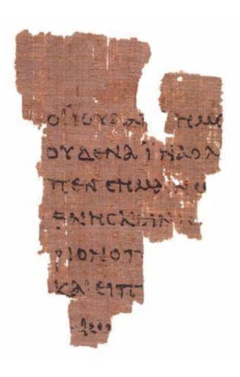 Anverso del Papiro Rylands P52, un fragmento del Evangelio de Juan (18:31-33) de unos 9 x 6 cm. Datado por la paleografía a la primera mitad del s. II (con un margen amplio, ca. 125 ± 25), es el testimonio manuscrito más antiguo conservado de un texto del Nuevo Testamento.