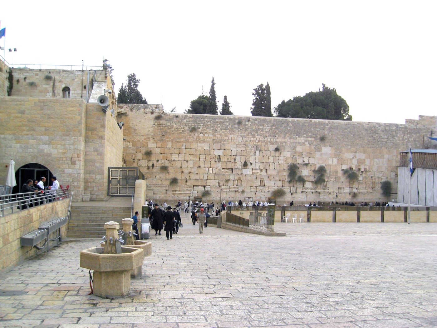 El Muro Occidental de Jerusalén: los grandes sillares de la mitad inferior son parte del muro de contención que Herodes el Grande construyó para ampliar la explanada del Segundo Templo (finales del s. I a.C.). Es el resto más visible del complejo del Templo destruido por Roma en el 70.