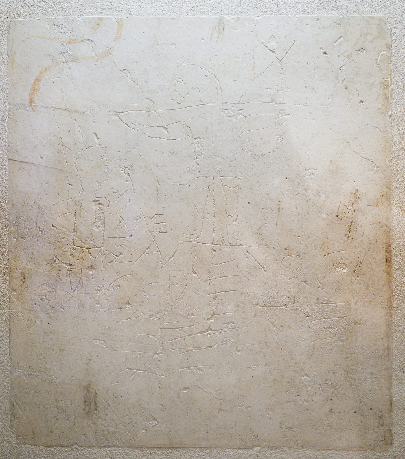 Grafito de Alexámenos (ca. 200 d.C.), Roma — probablemente la representación más antigua conservada de la crucifixión de Jesús, y no cristiana sino burlona: muestra a un hombre venerando a una figura crucificada con cabeza de asno, con la inscripción griega 'Alexámenos adora a [su] dios'. Evidencia indirecta de que, ya hacia el año 200, la crucifixión de Jesús era lo bastante conocida como para ser objeto de burla pública.