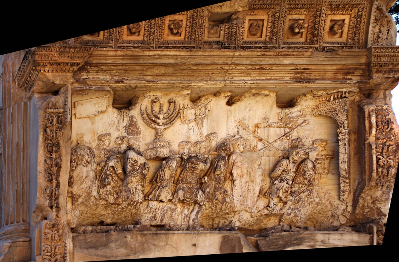 Relieve interior del Arco de Tito, Roma (ca. 81 d.C.), que muestra a soldados romanos cargando el candelabro de siete brazos (menorá) y otros objetos sagrados saqueados del Templo de Jerusalén durante el desfile triunfal. Es evidencia material contemporánea —tallada apenas una década después del hecho— del saqueo del Templo.