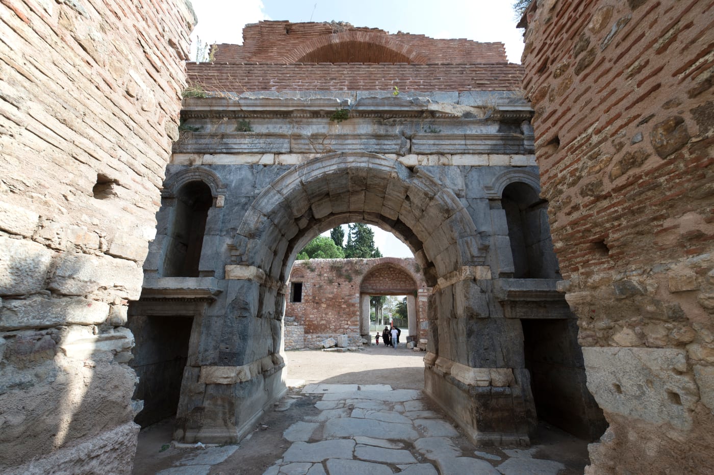 Puerta de Lefke, en la muralla romana de İznik (Nicea), con inscripción que acredita su restauración bajo el emperador Adriano tras un terremoto del año 120. No es el edificio donde se reunió el concilio de 325 —desconocido—, pero forma parte de la ciudad amurallada que los obispos habrían recorrido.