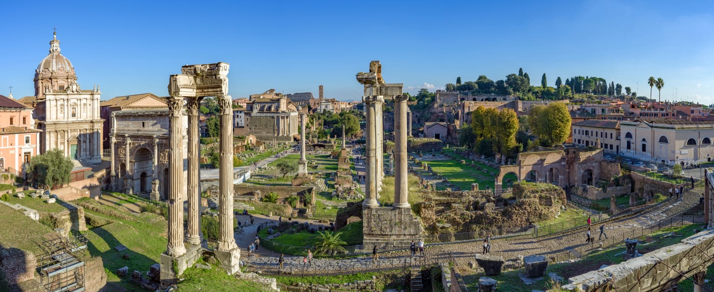 Foro Romano, centro cívico y religioso de la Roma antigua, con el Coliseo visible al fondo. La comunidad cristiana a la que Pablo escribe hacia el año 57 vivía a la sombra literal de este poder político y religioso.