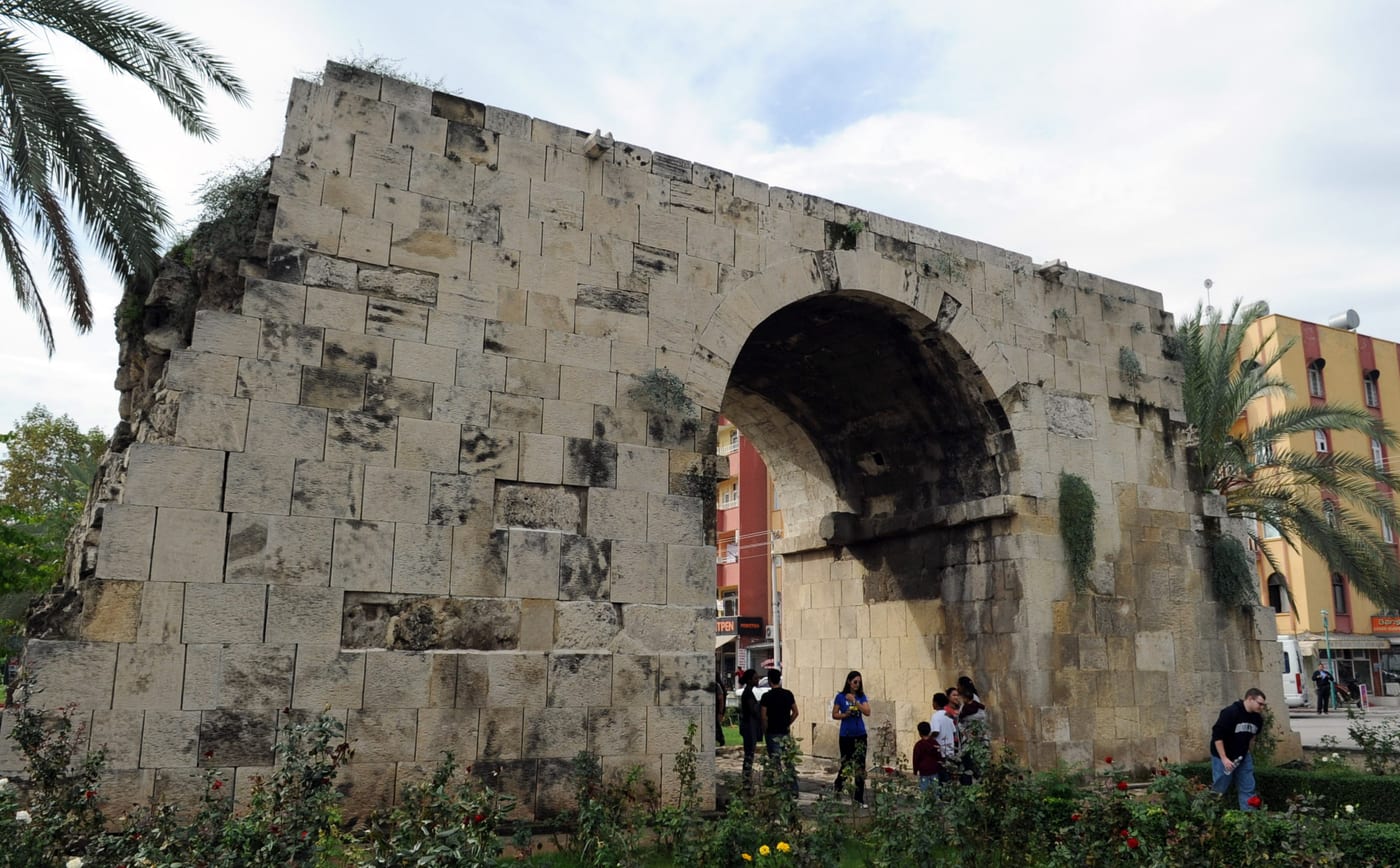 Puerta de Cleopatra, Tarso (Turquía) — resto de la muralla romana de la ciudad natal de Pablo. La estructura visible es de época romana, posterior al siglo I, pero marca el emplazamiento de la Tarso histórica.